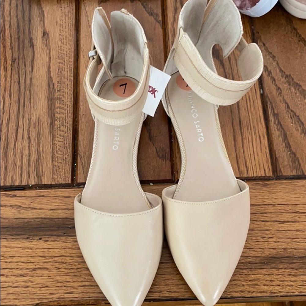 Flat sandals